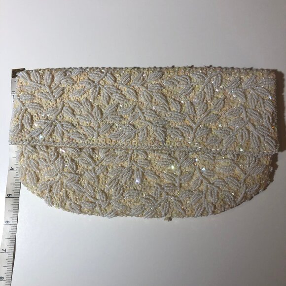 Own a Piece of Elegance: Vintage Hand-Beaded Clutch Purse - Picture 3 of 9